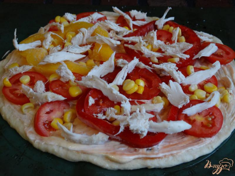 Фото приготовление рецепта: Пицца с курицей, перцем и кукурузой шаг №6