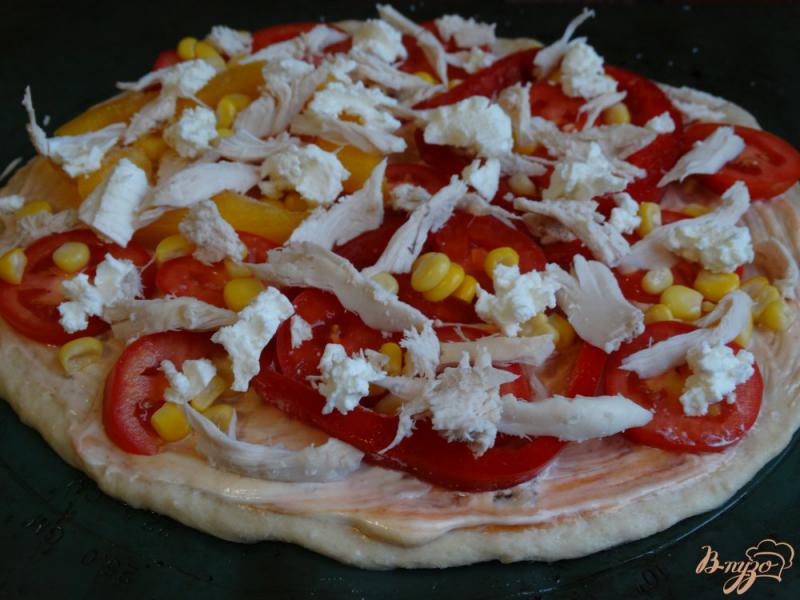 Фото приготовление рецепта: Пицца с курицей, перцем и кукурузой шаг №7