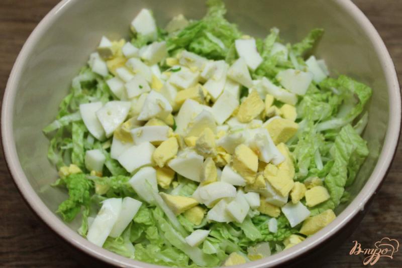 Фото приготовление рецепта: Салат из пекинской капусты с яйцом и сыром шаг №2