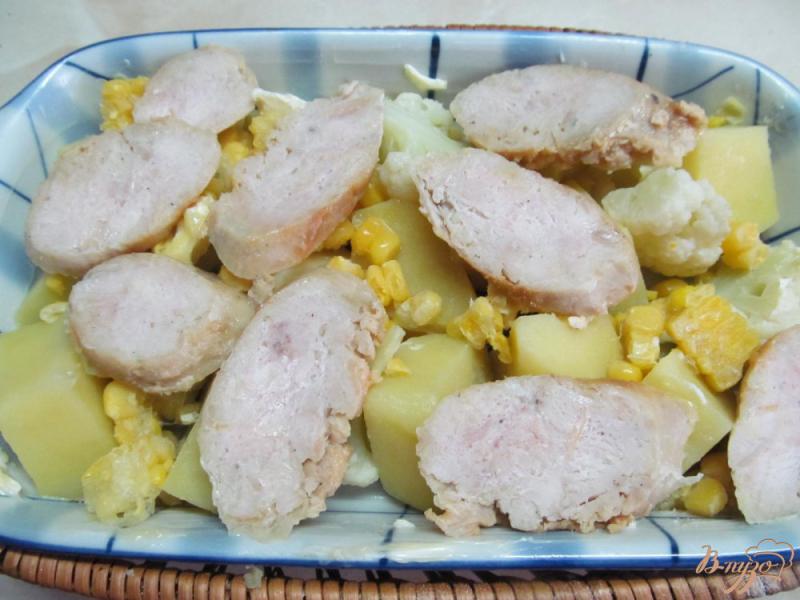 Фото приготовление рецепта: Картофельная запеканка с домашней колбасой и цветной капустой шаг №2
