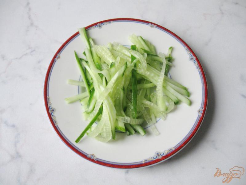 Фото приготовление рецепта: Салат из редьки с огурцом и курицей. шаг №2
