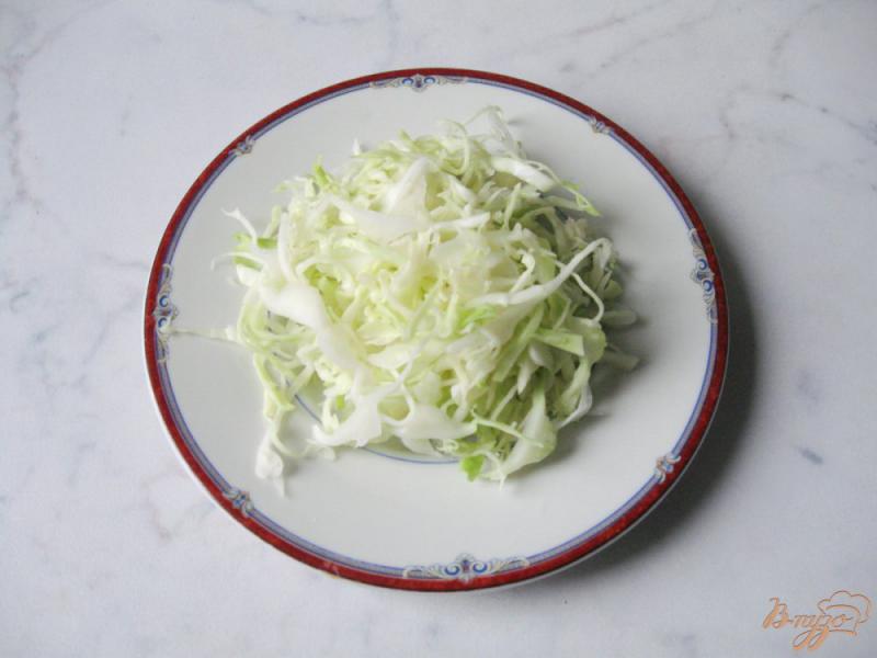 Фото приготовление рецепта: Салат из редьки с огурцом и курицей. шаг №3