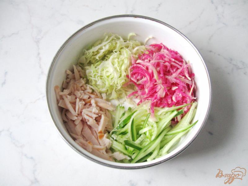 Фото приготовление рецепта: Салат из редьки с огурцом и курицей. шаг №5