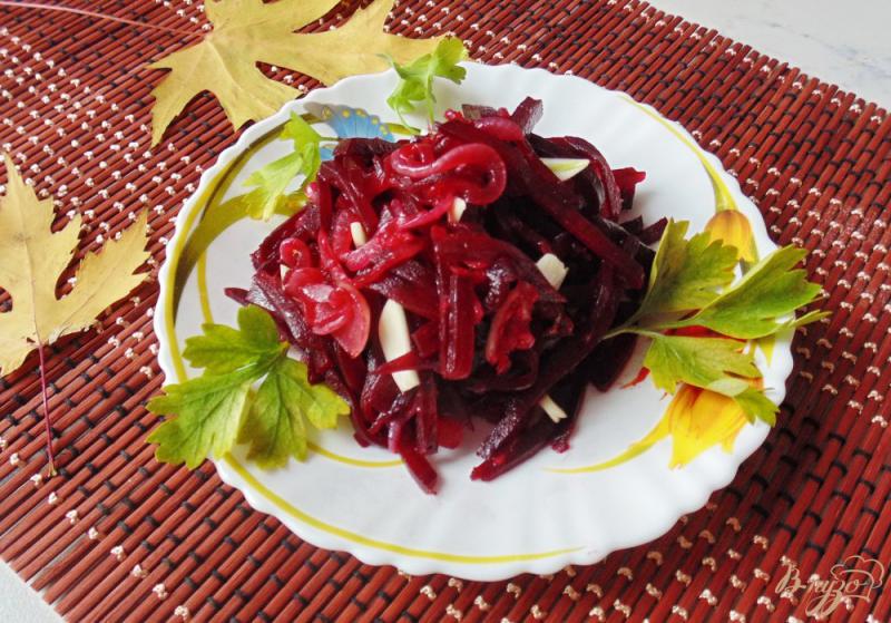 Фото приготовление рецепта: Салат из свеклы с чесноком. шаг №8