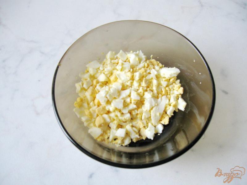 Фото приготовление рецепта: Пикантная закуска из свеклы яйца и сельди. шаг №3