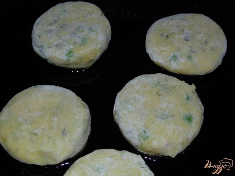 Фото приготовление рецепта: Картофельные котлеты с зеленым горошком и укропом шаг №4