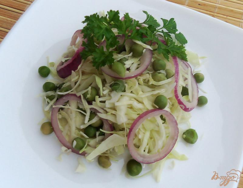 Фото приготовление рецепта: Салат из капусты с зеленым горошком и луком шаг №4