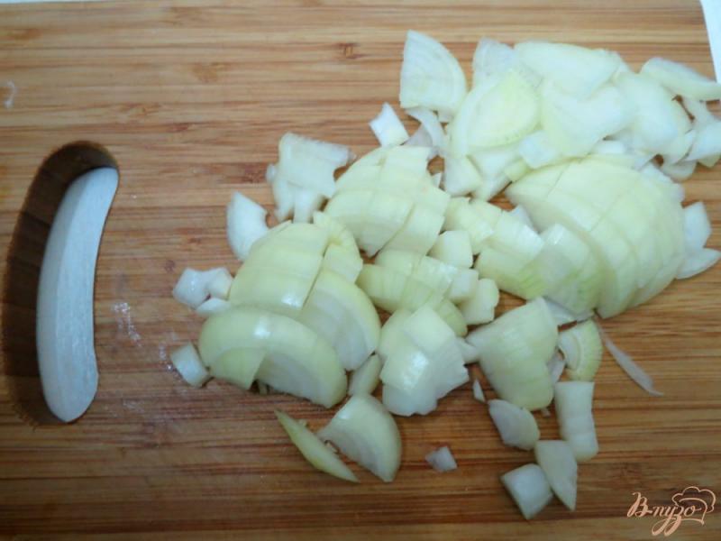 Фото приготовление рецепта: Фасоль с копчёностями в томатном соусе шаг №2