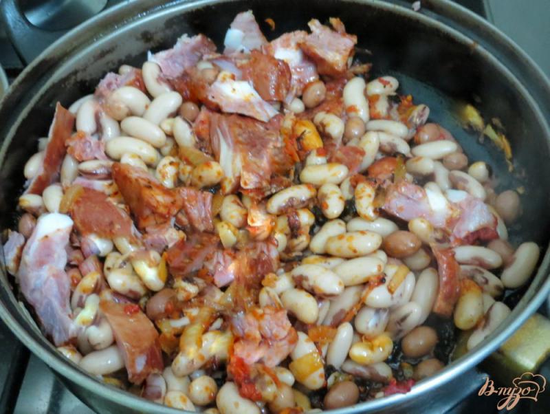 Фото приготовление рецепта: Фасоль с копчёностями в томатном соусе шаг №7