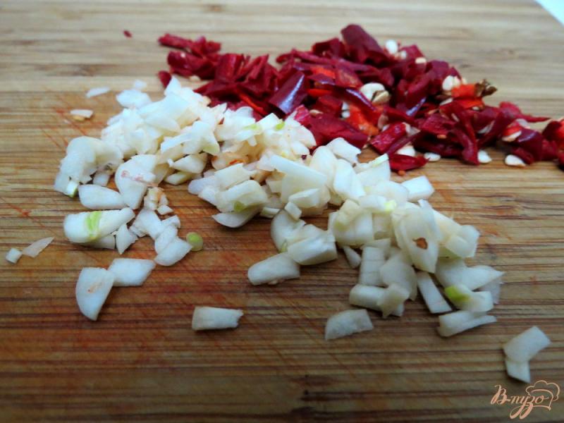 Фото приготовление рецепта: Фасоль с копчёностями в томатном соусе шаг №9