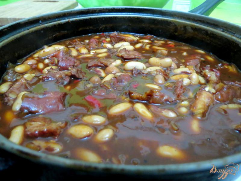 Фото приготовление рецепта: Фасоль с копчёностями в томатном соусе шаг №11