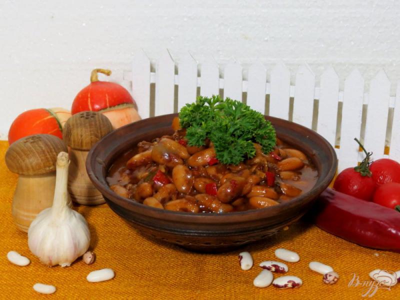 Фото приготовление рецепта: Фасоль с копчёностями в томатном соусе шаг №12