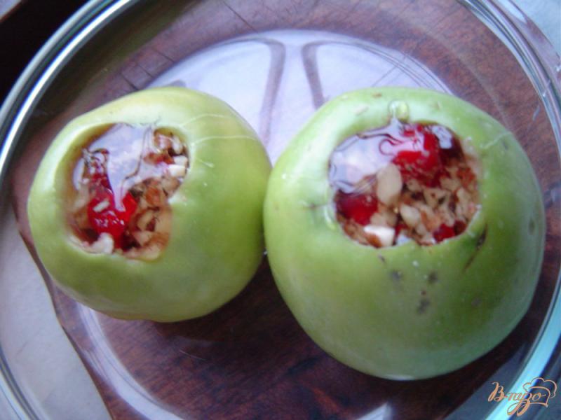 Фото приготовление рецепта: Яблоки, запеченные с орехами и вяленой вишней шаг №3