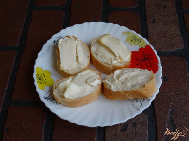 Фото приготовление рецепта: Горячие бутерброды с грибами и двумя сырами шаг №3