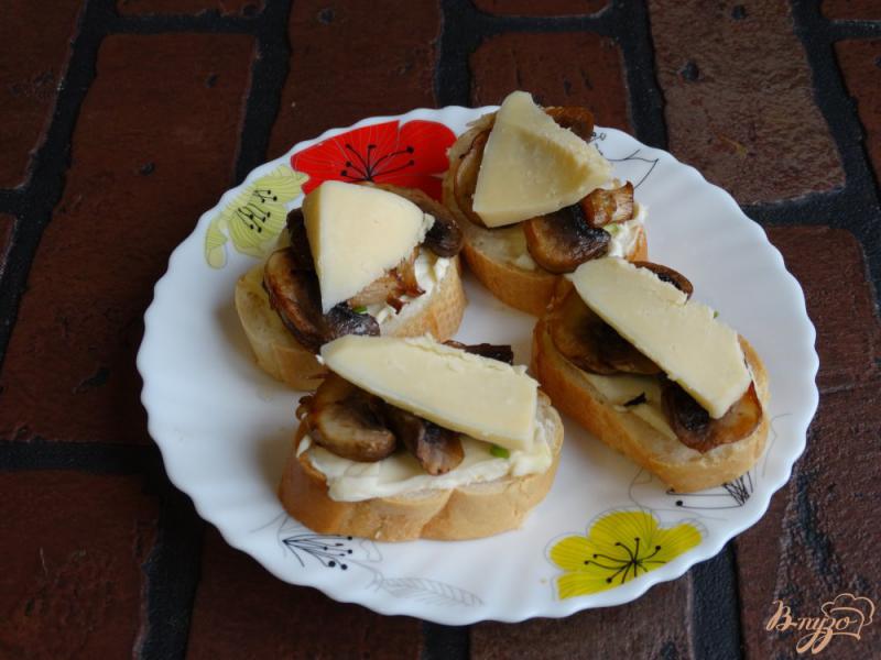 Фото приготовление рецепта: Горячие бутерброды с грибами и двумя сырами шаг №6