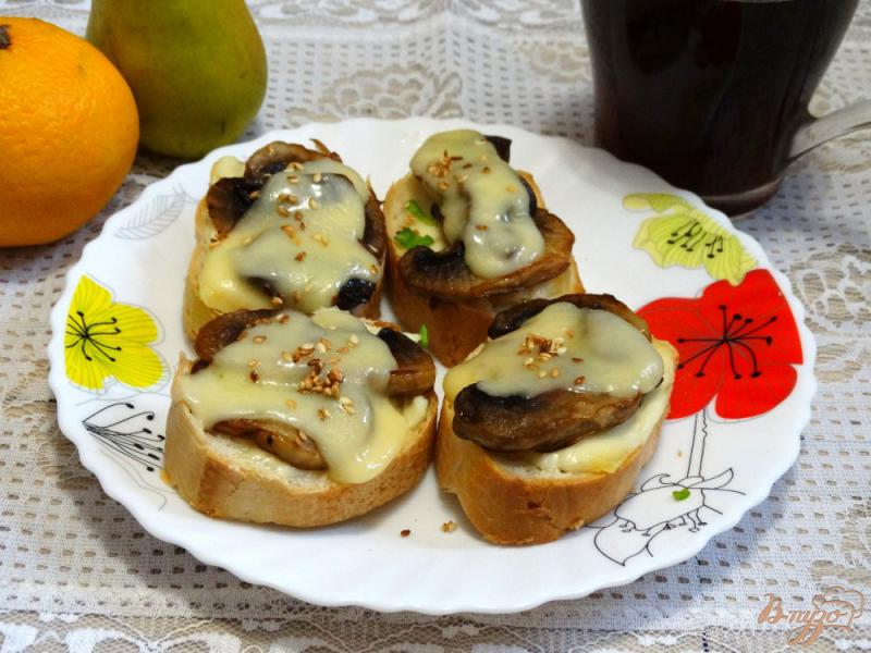 Фото приготовление рецепта: Горячие бутерброды с грибами и двумя сырами шаг №7