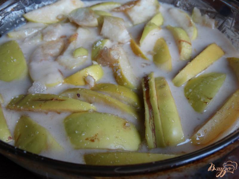 Фото приготовление рецепта: Шарлотка на кефире с яблоками шаг №11