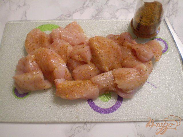 Фото приготовление рецепта: Куриное филе пропитанное кефиром шаг №3