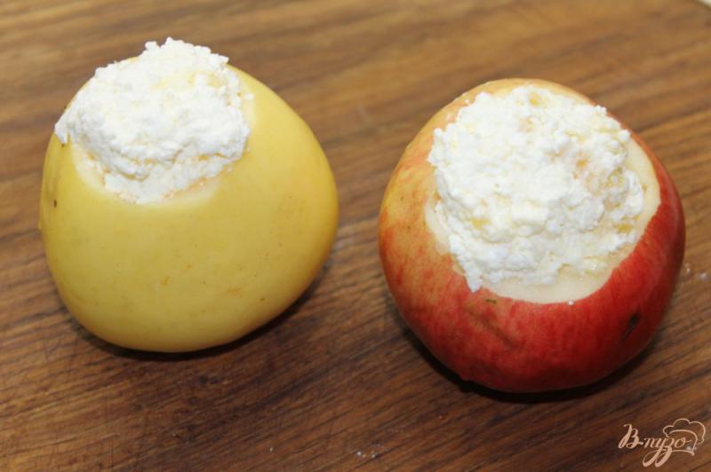 Фото приготовление рецепта: Запеченное яблоко с творогом и медом шаг №4