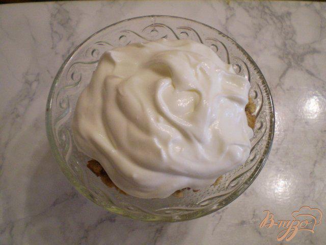 Фото приготовление рецепта: Десерт сметанный с клубникой и печеньем шаг №8