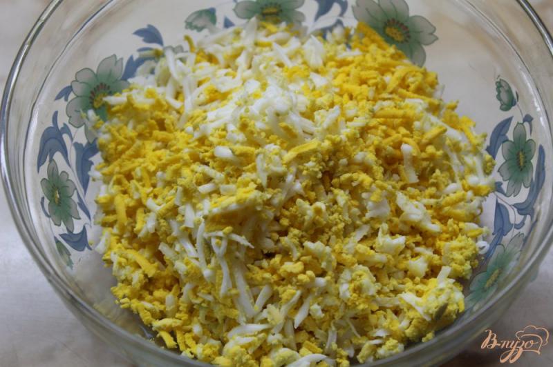 Фото приготовление рецепта: Бутербродный яичный паштет с сыром и грибами шаг №3