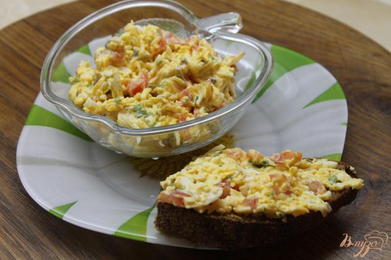 Фото приготовление рецепта: Бутербродный яичный паштет с сыром и грибами шаг №7