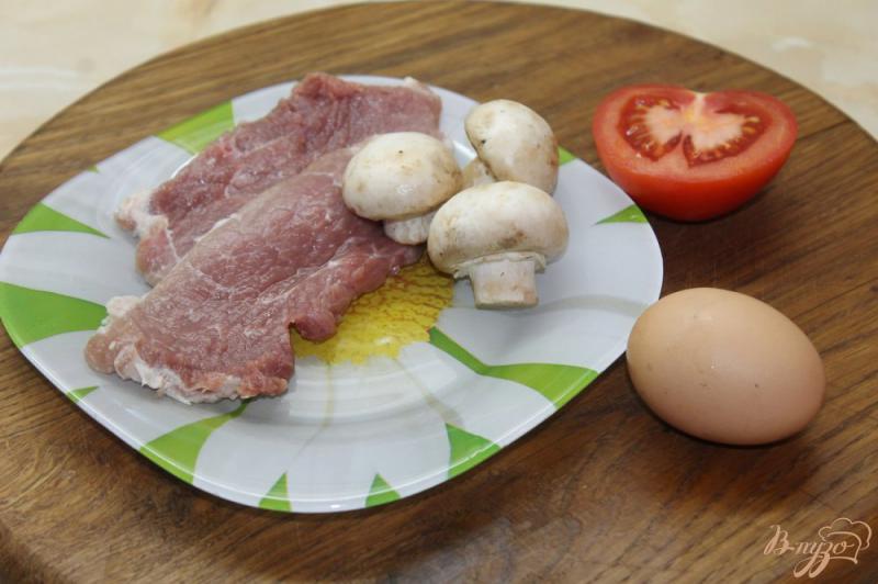 Фото приготовление рецепта: Свиные отбивные с грибами и помидорами под сыром шаг №1