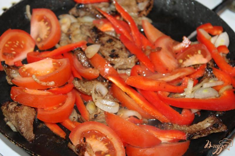 Фото приготовление рецепта: Свиная печень тушенная с помидорами и перцем болгарским шаг №4