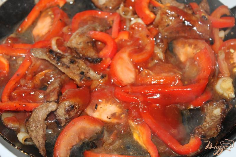Фото приготовление рецепта: Свиная печень тушенная с помидорами и перцем болгарским шаг №5