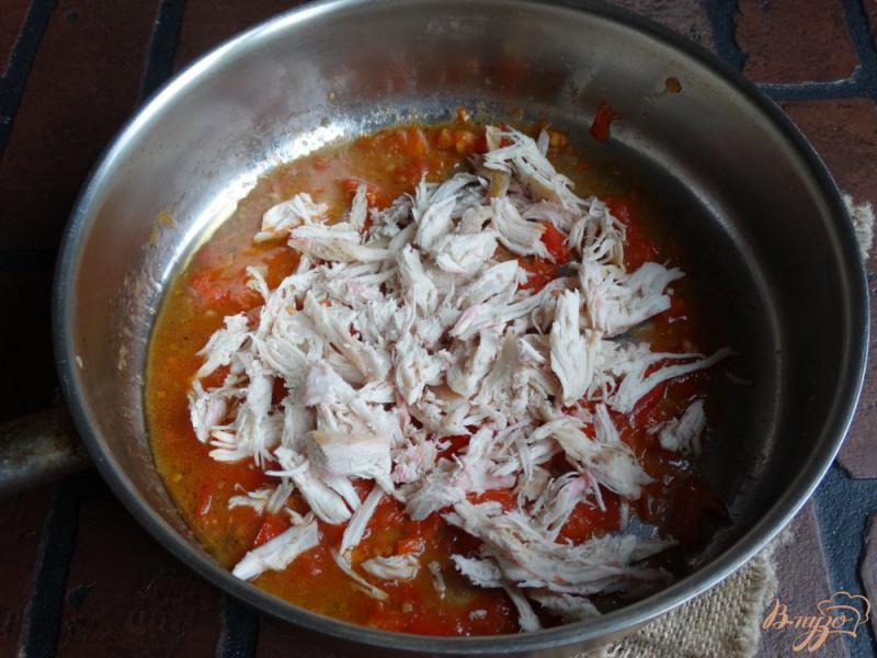 Фото приготовление рецепта: Макароны с курицей и томатами шаг №4