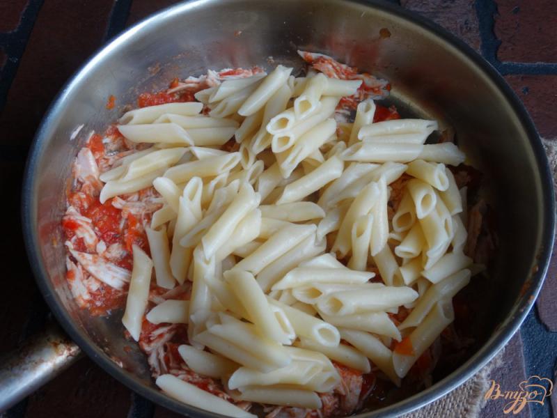 Фото приготовление рецепта: Макароны с курицей и томатами шаг №5