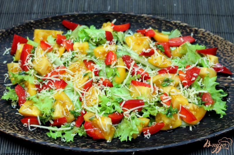 Фото приготовление рецепта: Салат из желтых помидоров с болгарским перцем и сыром шаг №6