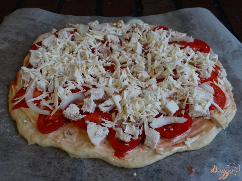 Фото приготовление рецепта: Домашняя пицца с курицей шаг №7