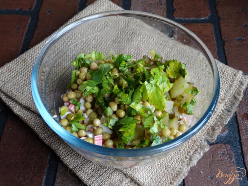 Фото приготовление рецепта: Салат с крабовыми палочками и горошком шаг №5