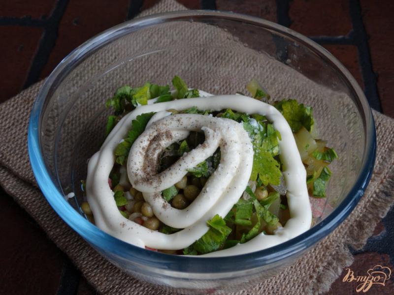 Фото приготовление рецепта: Салат с крабовыми палочками и горошком шаг №6