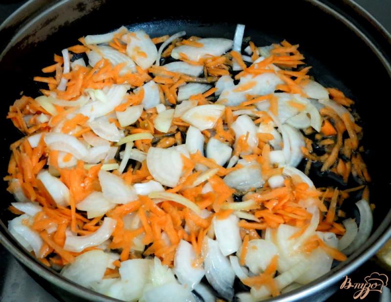 Фото приготовление рецепта: Капуста тушёная со свининой, томатом и сметаной шаг №3