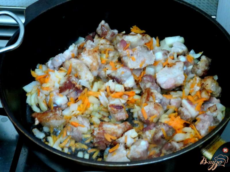 Фото приготовление рецепта: Капуста тушёная со свининой, томатом и сметаной шаг №4