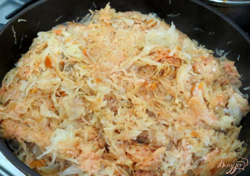 Фото приготовление рецепта: Капуста тушёная со свининой, томатом и сметаной шаг №8