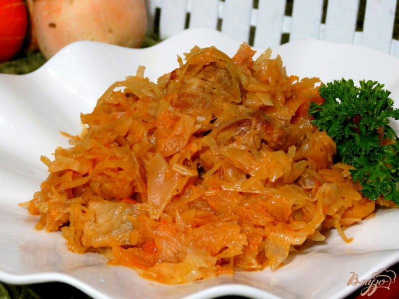 Фото приготовление рецепта: Капуста тушёная со свининой, томатом и сметаной шаг №9