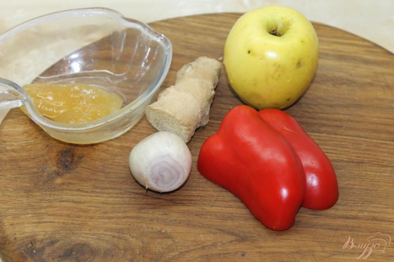Фото приготовление рецепта: Соус с яблока, перца и имбиря шаг №1