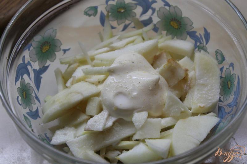 Фото приготовление рецепта: Салат с кольраби, яблоком, сыром и утиной грудкой шаг №4