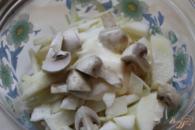 Фото приготовление рецепта: Салат с кольраби, яблоком, сыром и утиной грудкой шаг №5