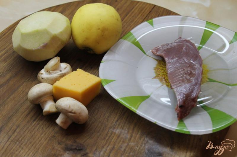 Фото приготовление рецепта: Салат с кольраби, яблоком, сыром и утиной грудкой шаг №1