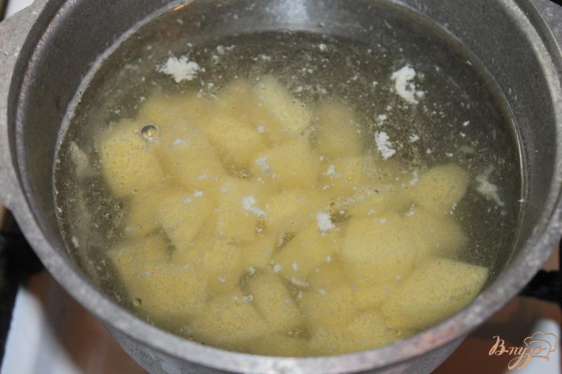 Фото приготовление рецепта: Суп с свиными фрикадельками и спаржевой фасолью шаг №2