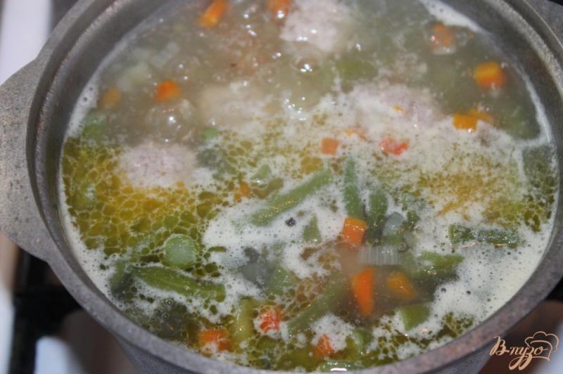 Фото приготовление рецепта: Суп с свиными фрикадельками и спаржевой фасолью шаг №8