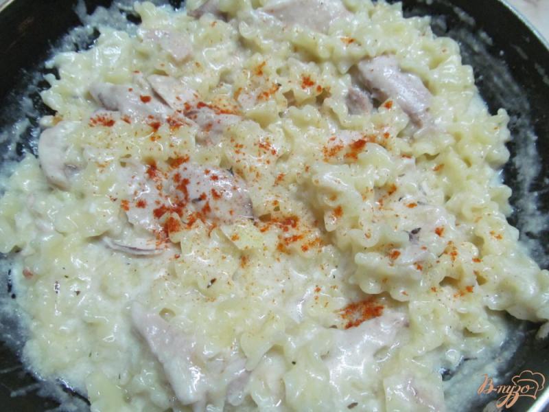 Фото приготовление рецепта: Курица под белым соусом шаг №7
