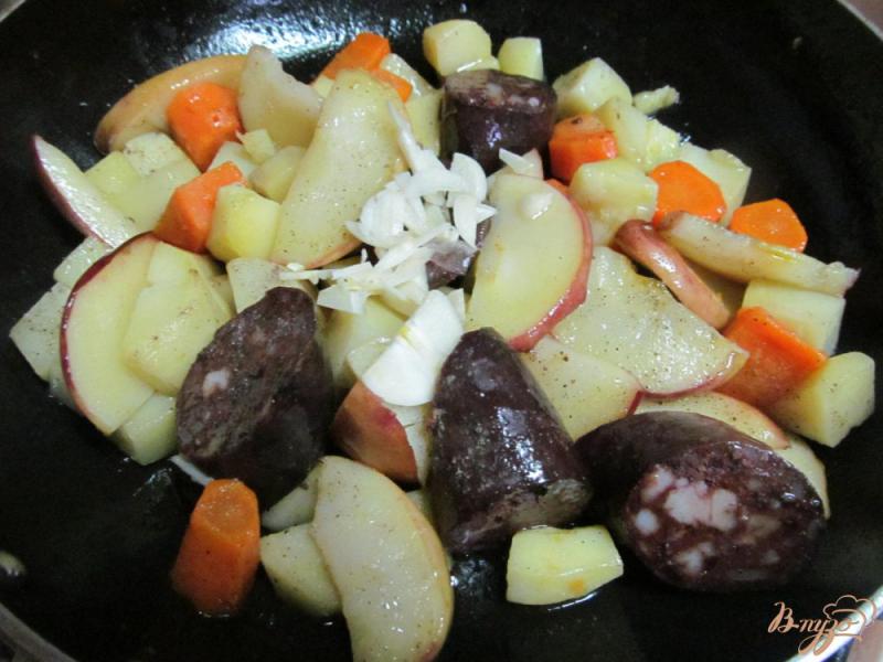 Фото приготовление рецепта: Салат из овощей с яблоком и кровяной колбасой шаг №4