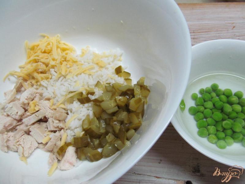 Фото приготовление рецепта: Салат с рисом и мясом курицы шаг №2