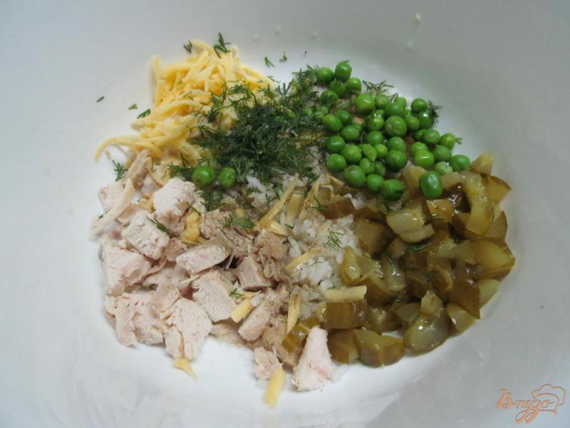 Фото приготовление рецепта: Салат с рисом и мясом курицы шаг №3