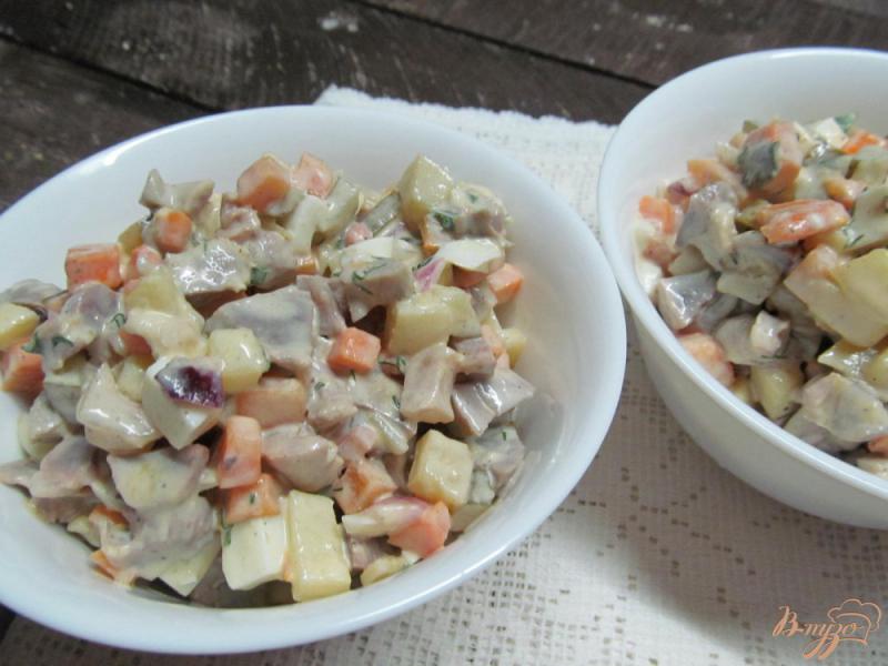 Фото приготовление рецепта: Салат из овощей с куриными желудками шаг №4